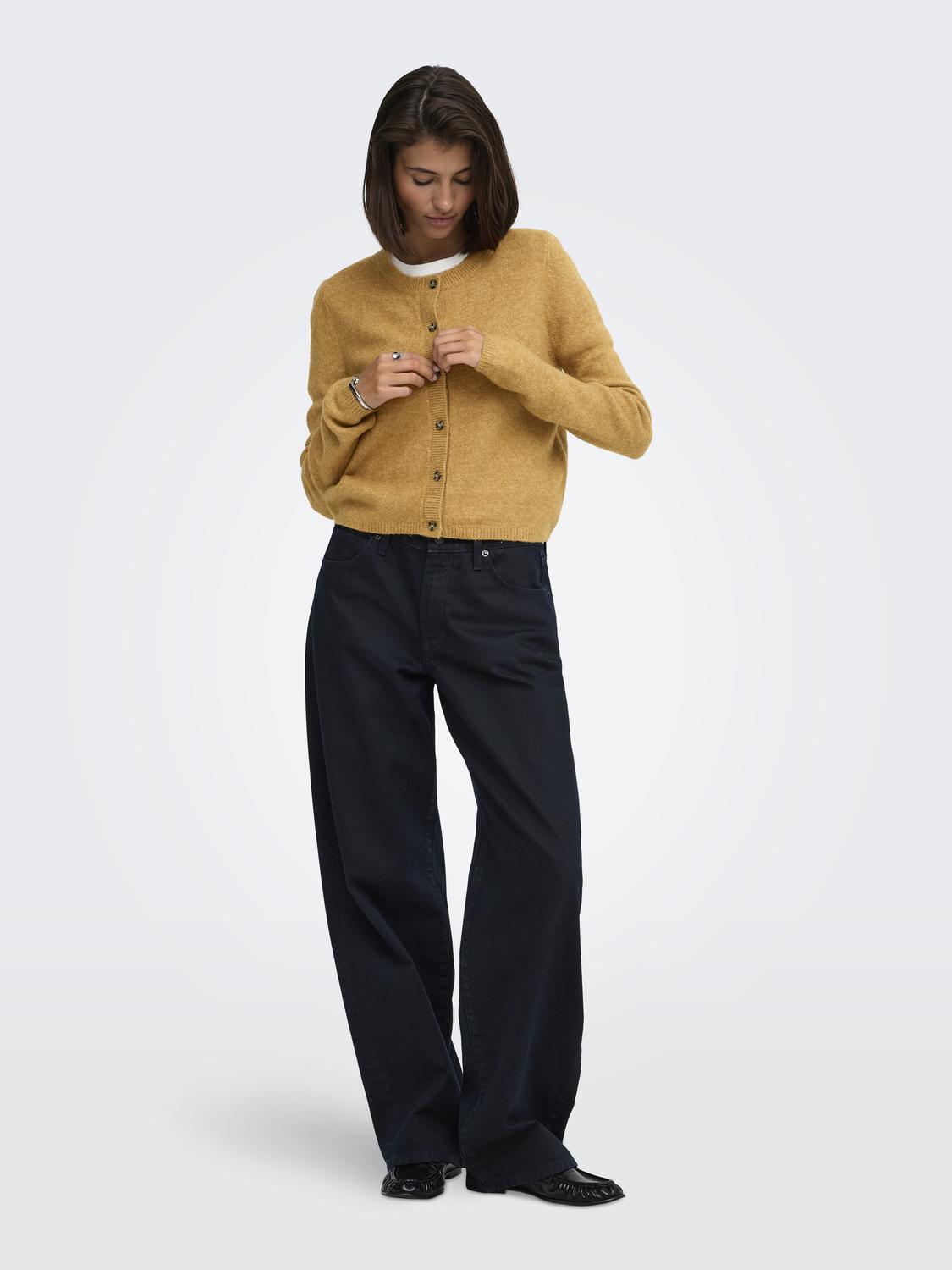 model_shot-front_full